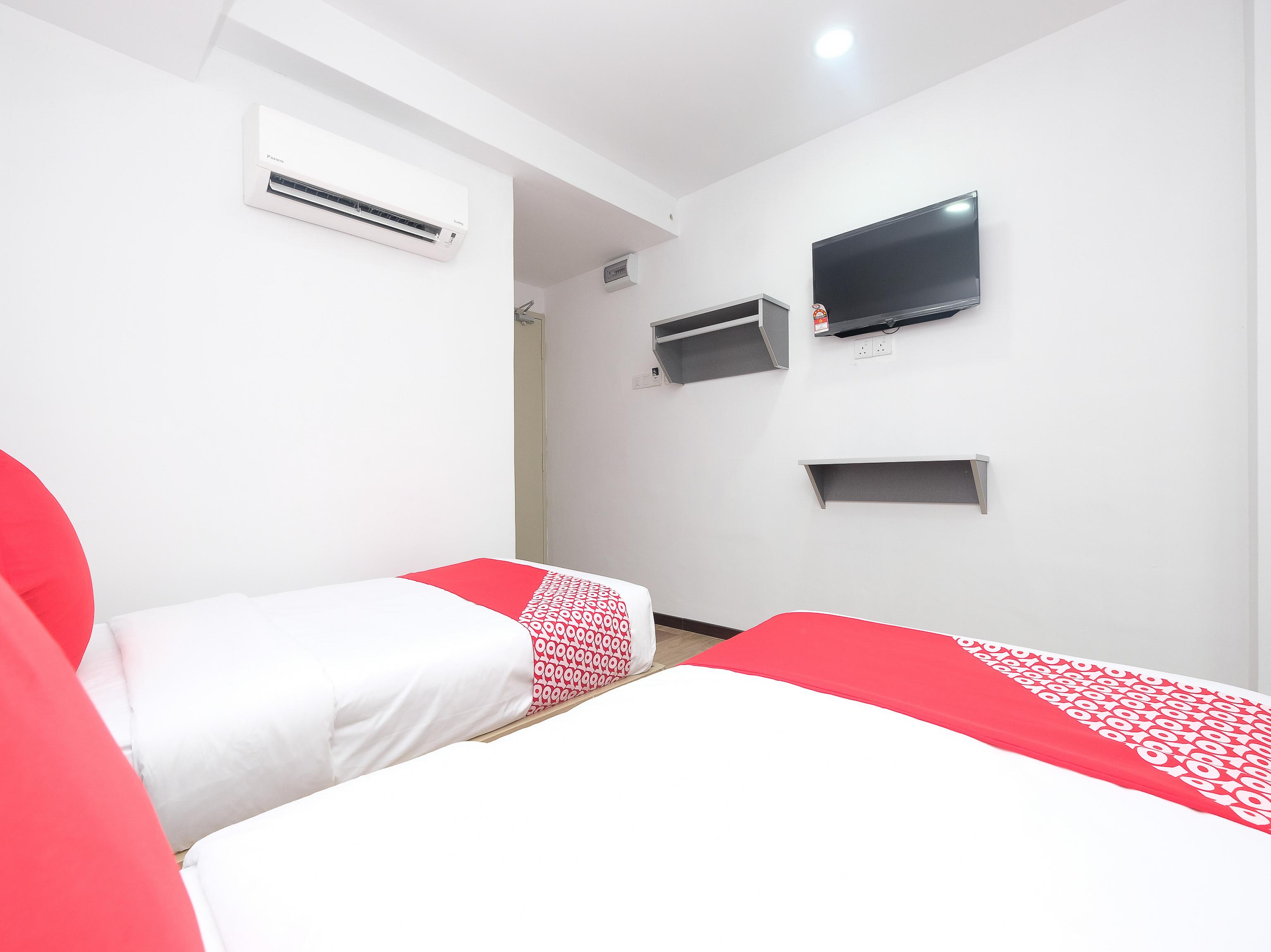 โอโย 44043 เฟิสต์ การ์เดน โฮเต็ล Hotel กวนตัน ภายนอก รูปภาพ