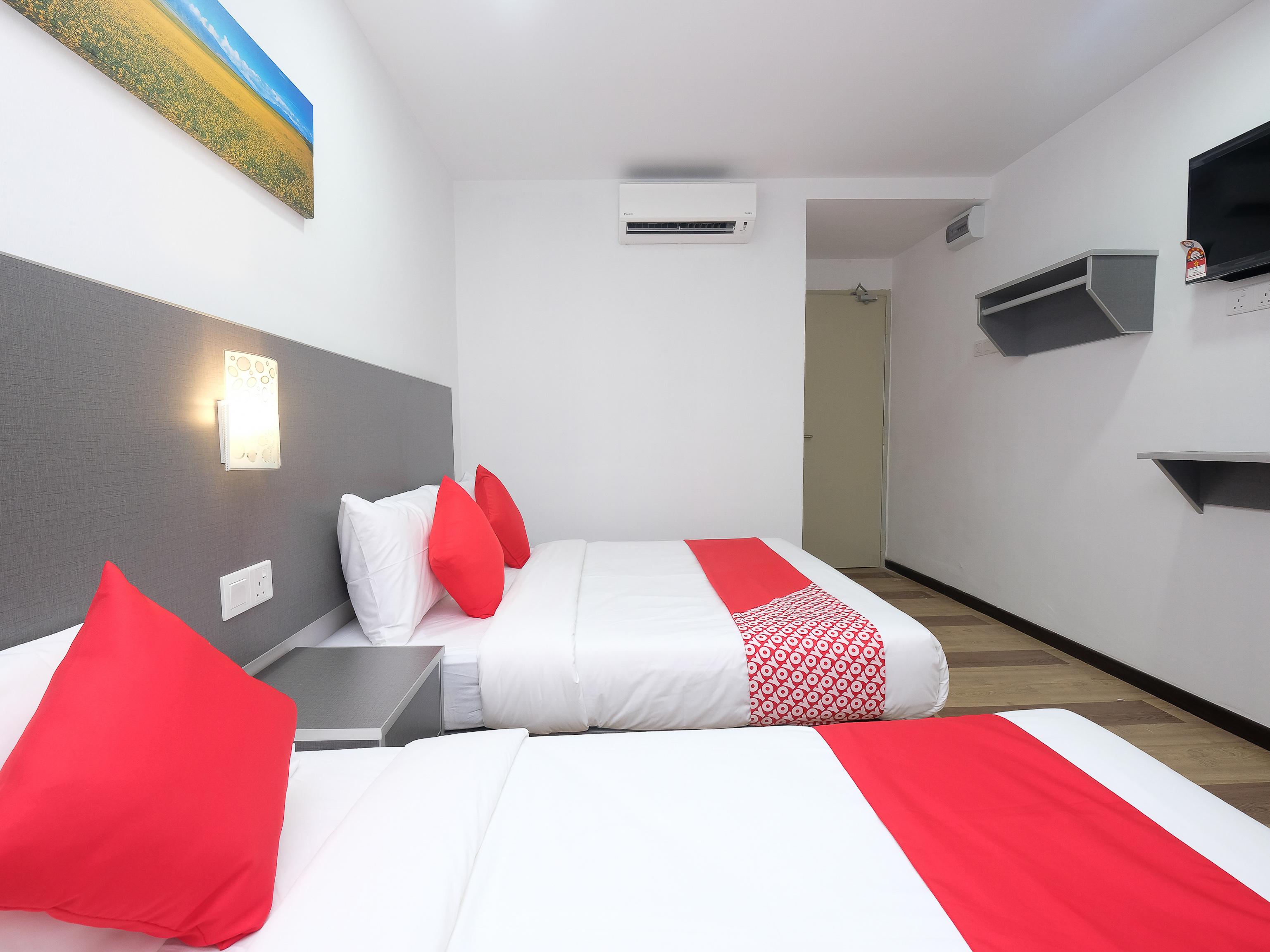 โอโย 44043 เฟิสต์ การ์เดน โฮเต็ล Hotel กวนตัน ภายนอก รูปภาพ